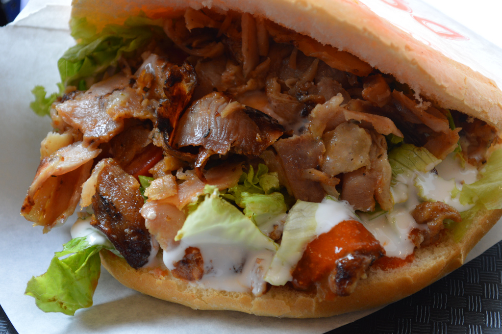✨ L’Intuizione Rotante di İskender Efendi: La Nascita del Döner Kebab! ✨