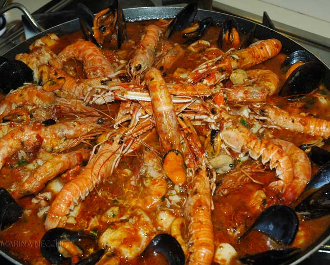 🎉🇪🇸 Un Caos Goliardico: La Nascita della Paella di “El Pueblo Unido”&nbsp;🇪🇸🎉